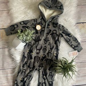 🔅5 for $20🔅 NWT. Carter’s 12 month fuzzy penguin one piece.